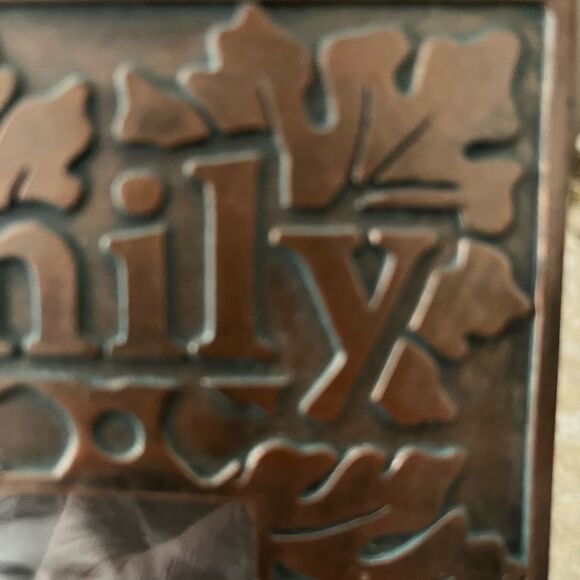 Demdaco Beautiful “One Family Three Generations”picture frame, brand new, 4x6 in - Picture 2 of 3